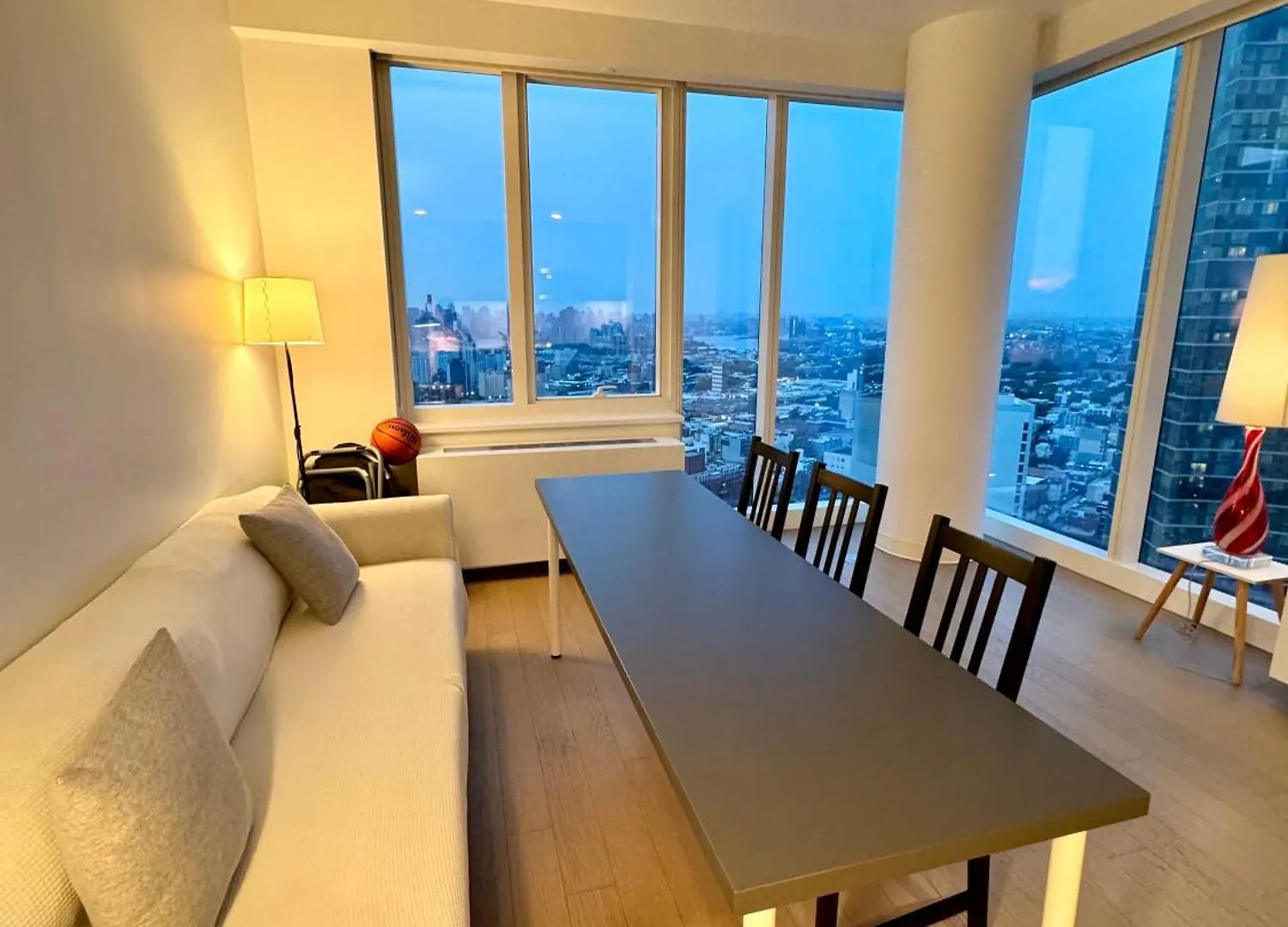 Luxury 2 Bedrooms 2 Bathrooms Corner Apartment Breathtaking City Views Modern Retreat New York
